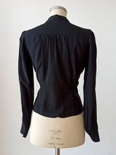 Charger l'image dans la galerie, 1940s - Precious Floral Baskets Embroidery Blouse - W30 (76cm)