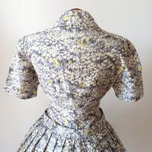 Charger l'image dans la galerie, 1950s - Delicious Floral Cotton Dress - W28.5 (72cm)