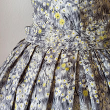Charger l'image dans la galerie, 1950s - Delicious Floral Cotton Dress - W28.5 (72cm)