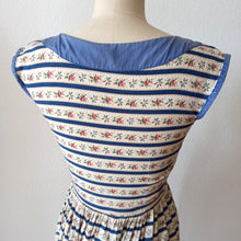 Load image into Gallery viewer, 1940s - Adorable Roseprint Rayon Dress - W27 (68cm)