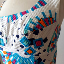 Laden Sie das Bild in den Galerie-Viewer, 1960s - Stunning Waffle Cotton Dress - W30 (76cm)