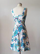 Laden Sie das Bild in den Galerie-Viewer, 1960s - Stunning Waffle Cotton Dress - W30 (76cm)
