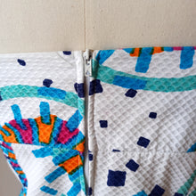 Laden Sie das Bild in den Galerie-Viewer, 1960s - Stunning Waffle Cotton Dress - W30 (76cm)