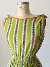 Charger l'image dans la galerie, 1940s 1950s - Gorgeous Green Cotton Dress - W22/30 (56/76cm)