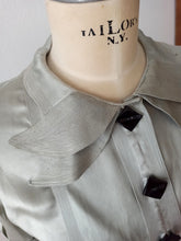 Cargar imagen en el visor de la galería, 1930s - Exquisite Art Deco Liquid Silver Silk Blouse - Sz 44