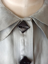 Cargar imagen en el visor de la galería, 1930s - Exquisite Art Deco Liquid Silver Silk Blouse - Sz 44