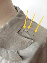 Cargar imagen en el visor de la galería, 1930s - Exquisite Art Deco Liquid Silver Silk Blouse - Sz 44