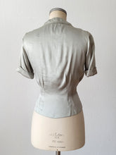 Cargar imagen en el visor de la galería, 1930s - Exquisite Art Deco Liquid Silver Silk Blouse - Sz 44