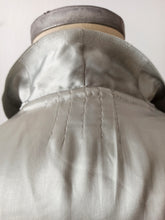 Cargar imagen en el visor de la galería, 1930s - Exquisite Art Deco Liquid Silver Silk Blouse - Sz 44