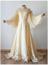 Laden Sie das Bild in den Galerie-Viewer, 1970s - Oustanding Angel Sleeves Wedding Dress - W26 (66cm)
