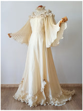 Laden Sie das Bild in den Galerie-Viewer, 1970s - Oustanding Angel Sleeves Wedding Dress - W26 (66cm)