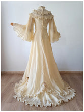 Laden Sie das Bild in den Galerie-Viewer, 1970s - Oustanding Angel Sleeves Wedding Dress - W26 (66cm)
