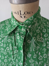 Carica l'immagine nel visualizzatore di Gallery, 1970s - CORTEFIEL - Green Floral Blouse - Sz S/M