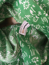 Carica l'immagine nel visualizzatore di Gallery, 1970s - CORTEFIEL - Green Floral Blouse - Sz S/M