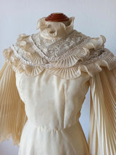 Laden Sie das Bild in den Galerie-Viewer, 1970s - Oustanding Angel Sleeves Wedding Dress - W26 (66cm)