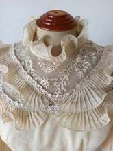 Laden Sie das Bild in den Galerie-Viewer, 1970s - Oustanding Angel Sleeves Wedding Dress - W26 (66cm)