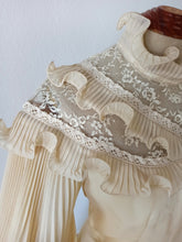 Laden Sie das Bild in den Galerie-Viewer, 1970s - Oustanding Angel Sleeves Wedding Dress - W26 (66cm)