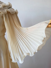 Laden Sie das Bild in den Galerie-Viewer, 1970s - Oustanding Angel Sleeves Wedding Dress - W26 (66cm)