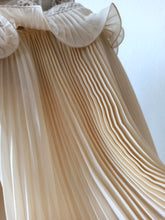 Laden Sie das Bild in den Galerie-Viewer, 1970s - Oustanding Angel Sleeves Wedding Dress - W26 (66cm)