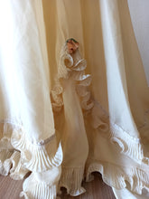 Laden Sie das Bild in den Galerie-Viewer, 1970s - Oustanding Angel Sleeves Wedding Dress - W26 (66cm)