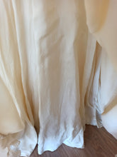Laden Sie das Bild in den Galerie-Viewer, 1970s - Oustanding Angel Sleeves Wedding Dress - W26 (66cm)