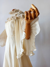 Laden Sie das Bild in den Galerie-Viewer, 1970s - Oustanding Angel Sleeves Wedding Dress - W26 (66cm)