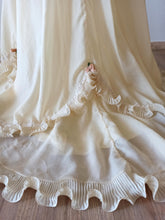 Laden Sie das Bild in den Galerie-Viewer, 1970s - Oustanding Angel Sleeves Wedding Dress - W26 (66cm)