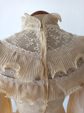 Laden Sie das Bild in den Galerie-Viewer, 1970s - Oustanding Angel Sleeves Wedding Dress - W26 (66cm)