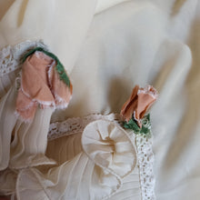 Laden Sie das Bild in den Galerie-Viewer, 1970s - Oustanding Angel Sleeves Wedding Dress - W26 (66cm)