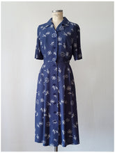Cargar imagen en el visor de la galería, 1940s - Gorgeous Stone Blue Rayon Dress - W36 (92cm)