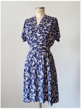 Cargar imagen en el visor de la galería, 1940s - Original WIEN, Austria - Lilac Blue Rayon Crepe Dress - W30 (76cm)