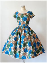 Charger l'image dans la galerie, 1950s - Stunning Roseprint Cotton Dress - W28 (70cm)