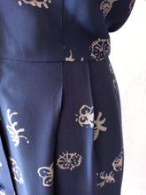 Cargar imagen en el visor de la galería, 1940s - Gorgeous Stone Blue Rayon Dress - W36 (92cm)