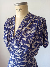 Cargar imagen en el visor de la galería, 1940s - Original WIEN, Austria - Lilac Blue Rayon Crepe Dress - W30 (76cm)