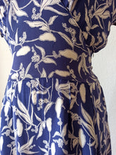 Cargar imagen en el visor de la galería, 1940s - Original WIEN, Austria - Lilac Blue Rayon Crepe Dress - W30 (76cm)
