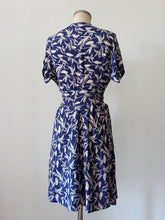 Cargar imagen en el visor de la galería, 1940s - Original WIEN, Austria - Lilac Blue Rayon Crepe Dress - W30 (76cm)