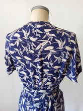 Cargar imagen en el visor de la galería, 1940s - Original WIEN, Austria - Lilac Blue Rayon Crepe Dress - W30 (76cm)