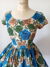 Charger l'image dans la galerie, 1950s - Stunning Roseprint Cotton Dress - W28 (70cm)