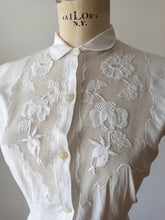 Charger l'image dans la galerie, 1940s 1950s - Precious Hand Embroidery Cotton Blouse - W33 (84cm)