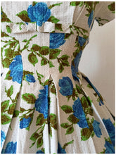 Charger l'image dans la galerie, 1950s 1960s - Stunning Blue Roseprint Dress - W28 (71cm)