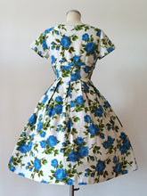 Charger l'image dans la galerie, 1950s 1960s - Stunning Blue Roseprint Dress - W28 (71cm)