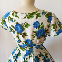 Charger l'image dans la galerie, 1950s 1960s - Stunning Blue Roseprint Dress - W28 (71cm)