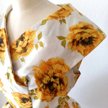 Charger l'image dans la galerie, 1950s 1960s - Stunning Yellow Roseprint Dress - W27 (68cm)