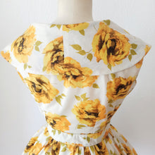Charger l'image dans la galerie, 1950s 1960s - Stunning Yellow Roseprint Dress - W27 (68cm)