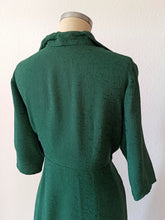 Charger l'image dans la galerie, 1940s - Delicious Green Rayon Crepe Dress - W34.5 (88cm)