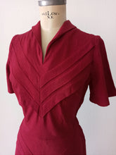 Cargar imagen en el visor de la galería, 1940s - Outstanding Burgundy Gabardine Rayon Dress - W28.5 (72cm)
