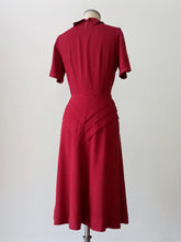 Cargar imagen en el visor de la galería, 1940s - Outstanding Burgundy Gabardine Rayon Dress - W28.5 (72cm)