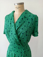 Cargar imagen en el visor de la galería, 1940s - DAKO MODEN, Germany - Green Rayon Dress - W27 (68cm)