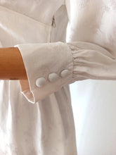 Cargar imagen en el visor de la galería, 1940s - Marvelous White Rayon Bridal Dress - W28.5 (72cm)