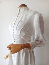 Cargar imagen en el visor de la galería, 1940s - Marvelous White Rayon Bridal Dress - W28.5 (72cm)